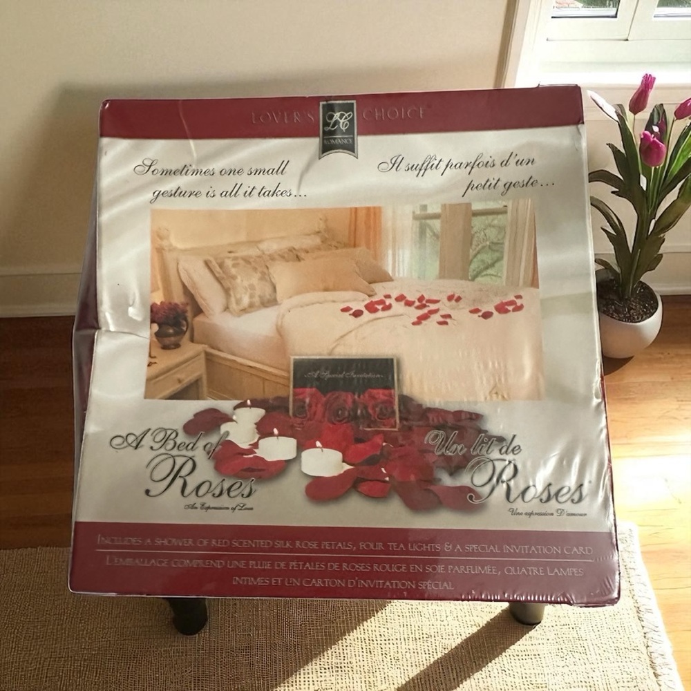 A BED OF ROSES Set of Scented Silk Roses w/ Tea Lights and a Card NEW